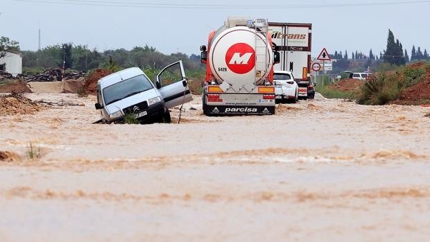 Las fuertes tormentas provocan inundaciones, cortes de tráfico y rescates de conductores en Vinaroz