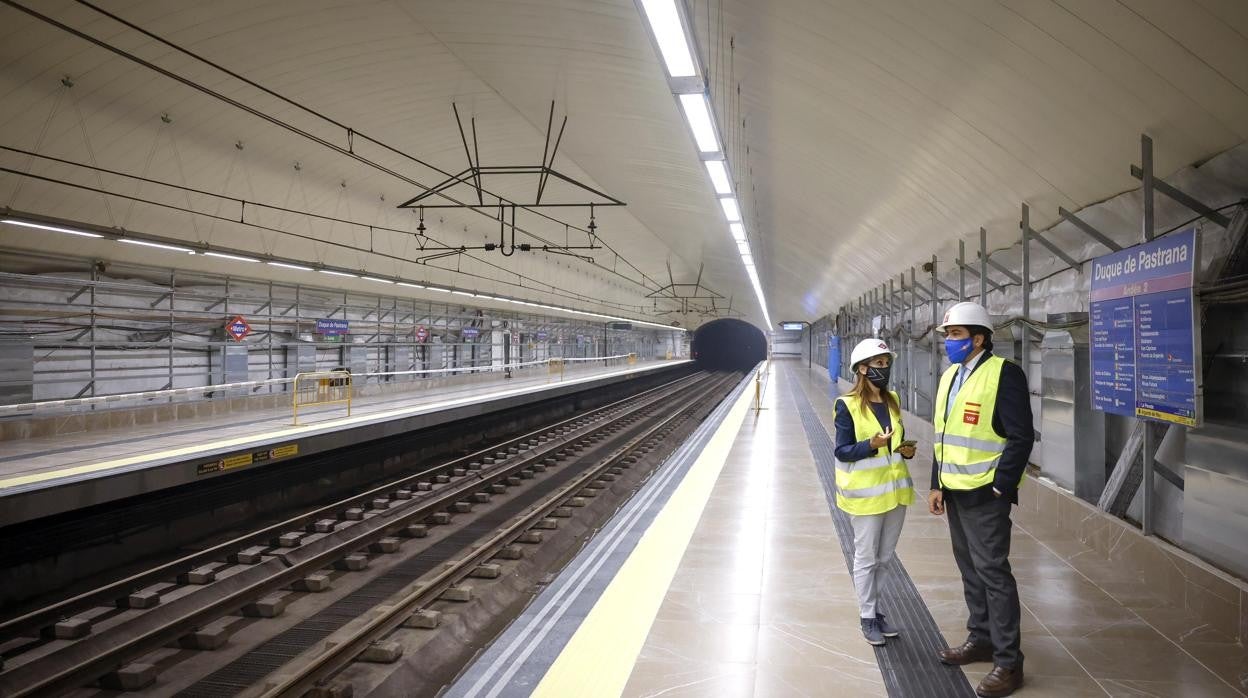 El consejero de Transportes, David Pérez, y la consejera-delegada de Metro, Silvia Roldán, visitan la estación de Duque de Pastrana, donde acaban de finalizar las obras de desamiantado