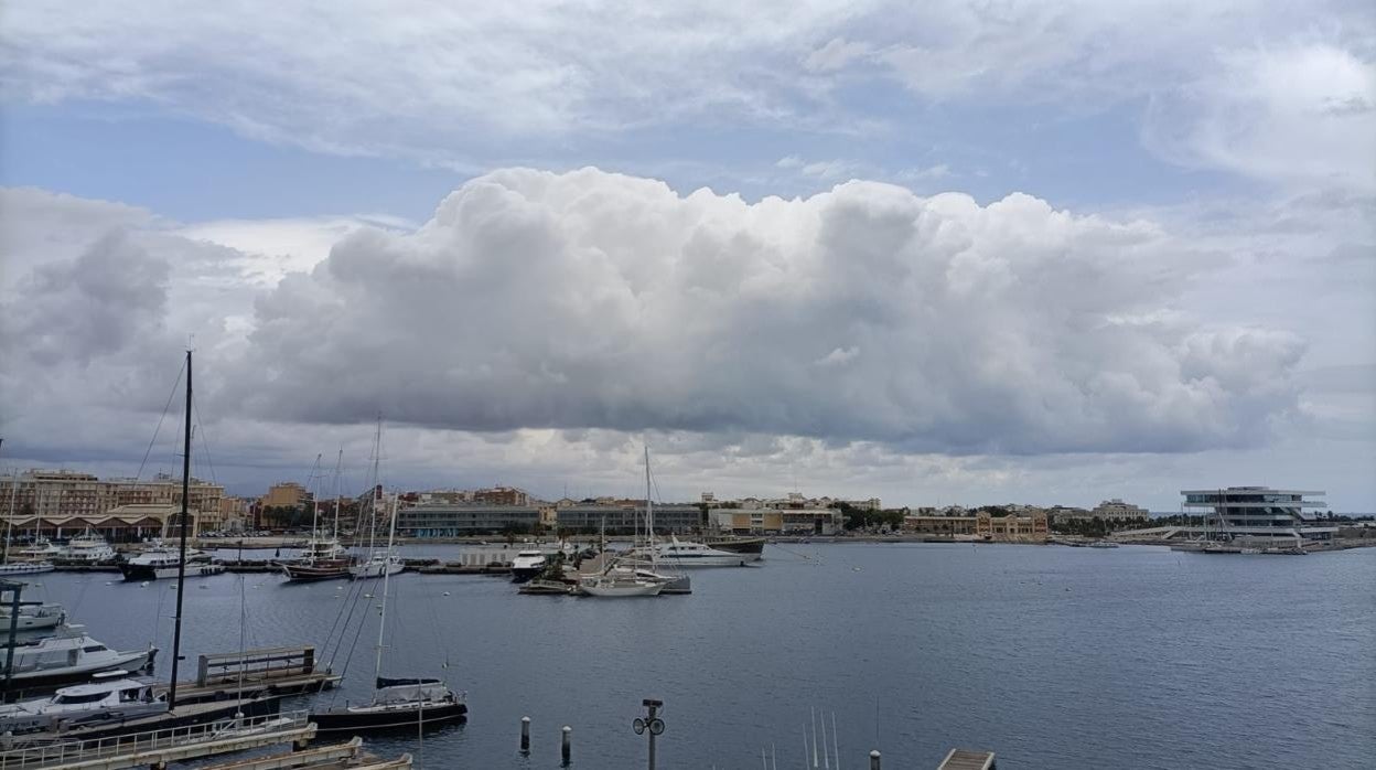 Imagen tomada este miércoles en el puerto de Valencia con el cielo con nubes