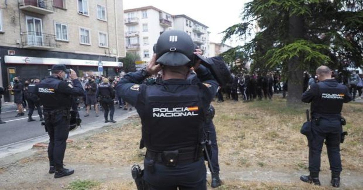 Imagen del despliegue que ha tenido que hacer la Policía para desalojar por orden judicial el "Gaztetxe".