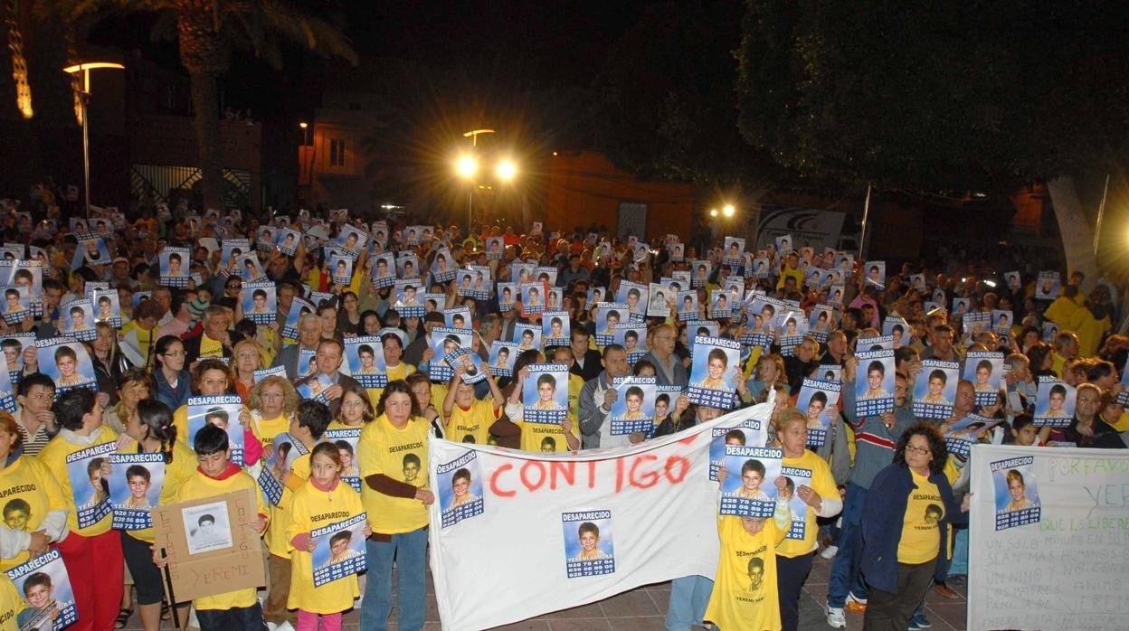 Vecinos de Vecindario mostrando su apoyo a la familia de Yeremi Vargas