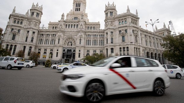 El Ayuntamiento de Madrid inyecta cinco millones de euros a los taxistas para paliar la crisis del sector