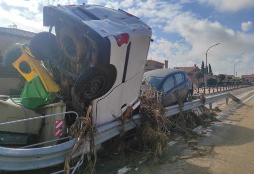 Coches arrastrados por el agua y el barro en Guadamur, Toledo