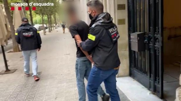 Cadenas y botellas como armas: tres detenidos por agresión a un grupo de jóvenes en Barcelona