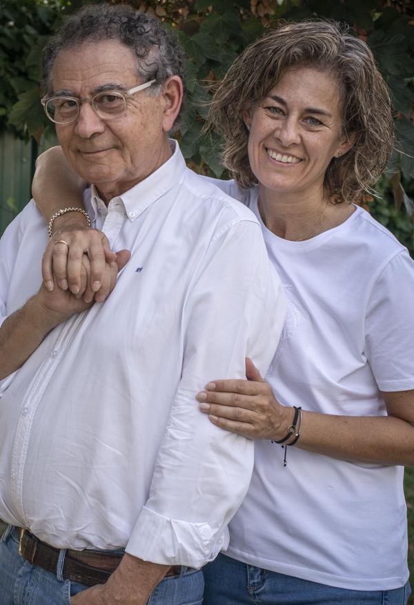 El diseñador Roberto Verino, junto a su hija, Cristina Mariño, al pie del castillo de Monterrey. Su primogénita será la nueva directora de la marca y Dora Casal, directora ejecutiva
