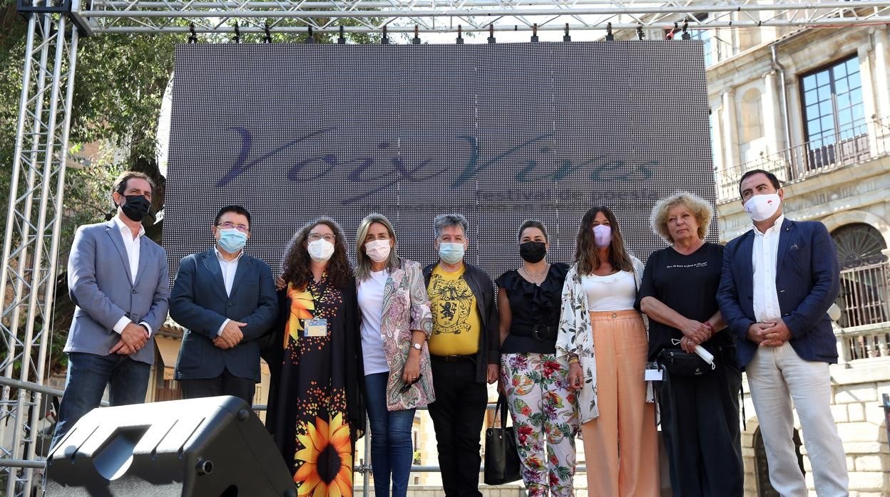 La presentación del festival poético en la plaza del Ayuntamiento