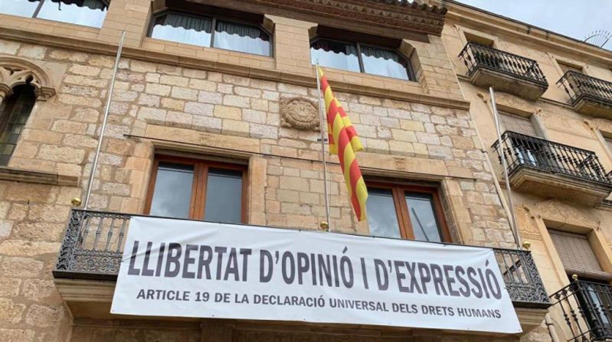 Numerosos consistorios catalanes incumplen la ley al no exhibir la bandera española