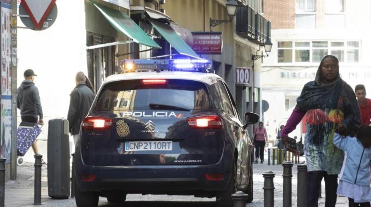 Una patrulla policial, por el centro de Madrid