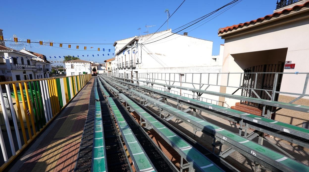 Uno d elos graderíos montados en la calle para lso encierros