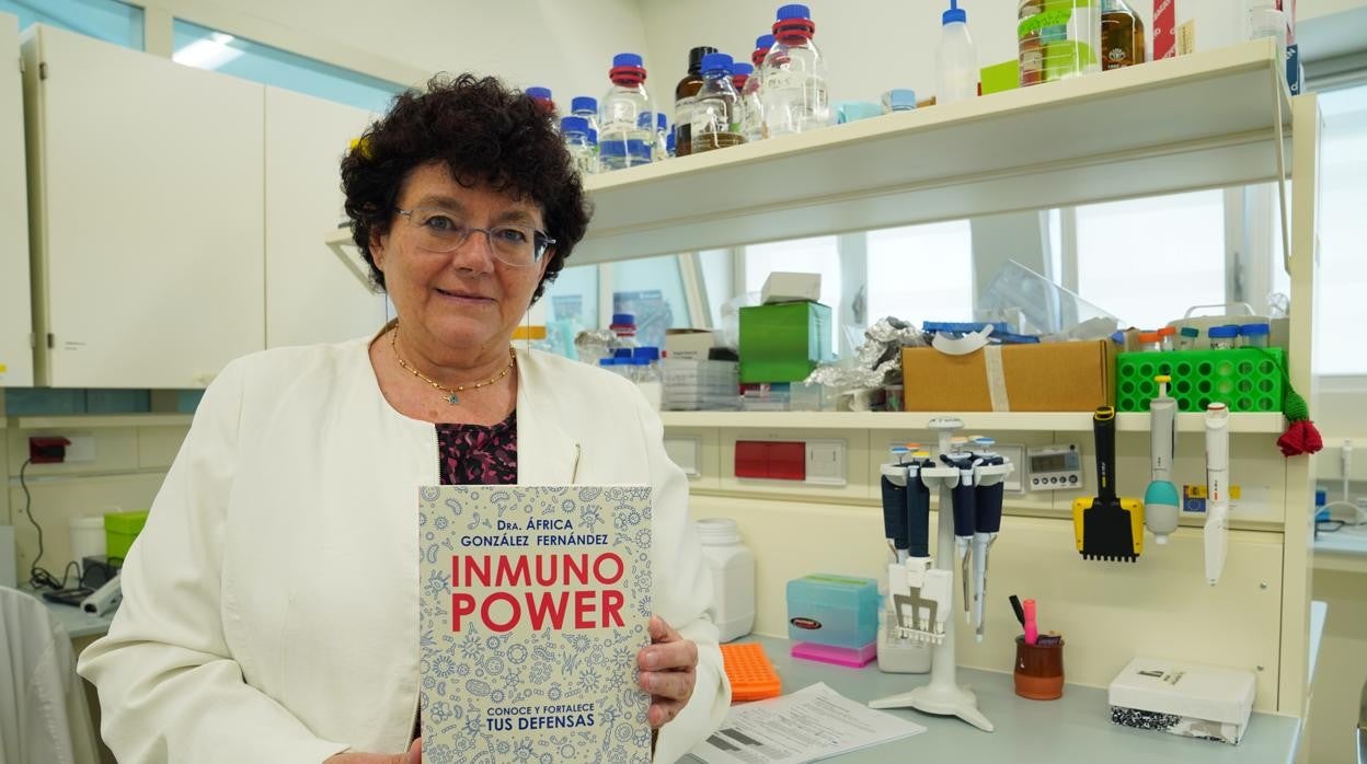 La doctora África González, con su libro 'Imuno Power'