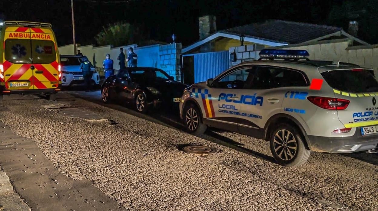 La Policía Local y el Summa-112, la madrugada de ayer, en el chalé donde ocurrieron los hechos