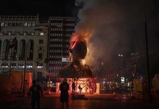 Imagen de la cremà de la falla municipal