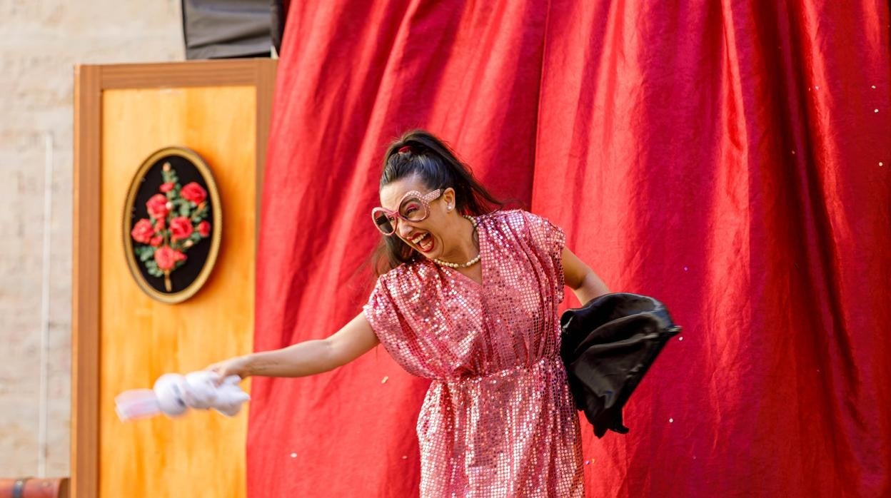 El Festival de Títeres de Segovia celebra su cuarta jornada con espectáculos en patios y teatros. En la foto, 'Mundo Costrini'