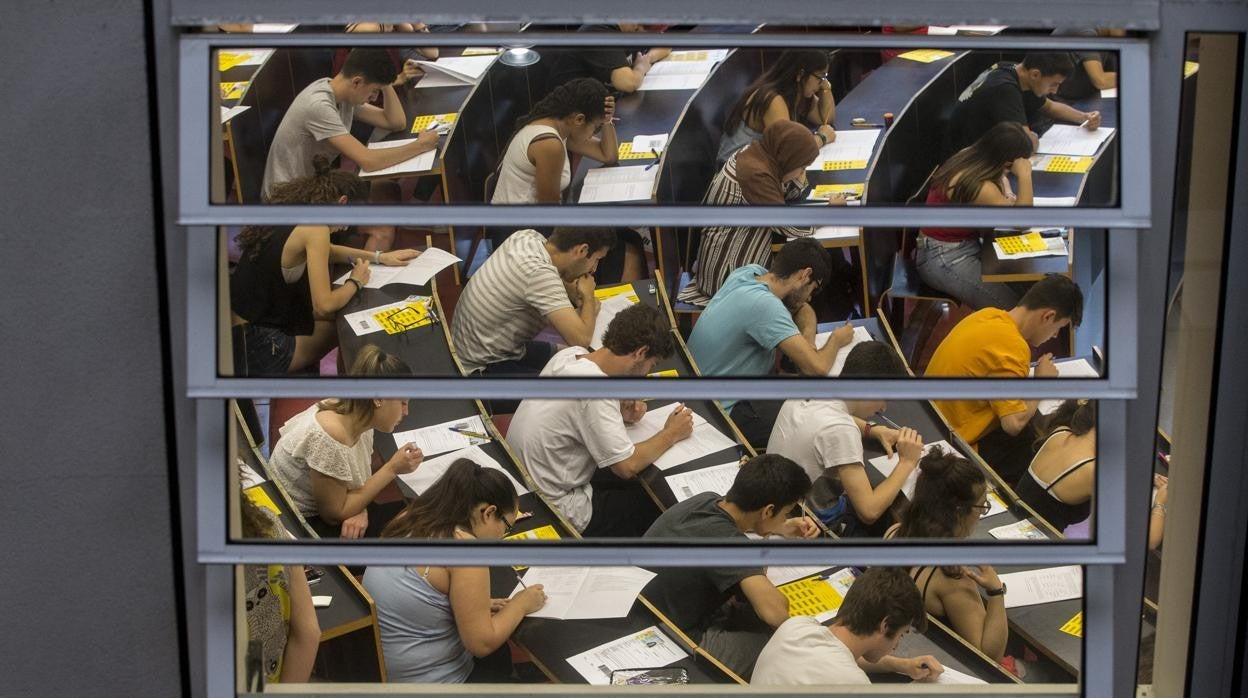 Alumnos realizando las pruebas de Selectividad en la Universidad Pompeu Fabra