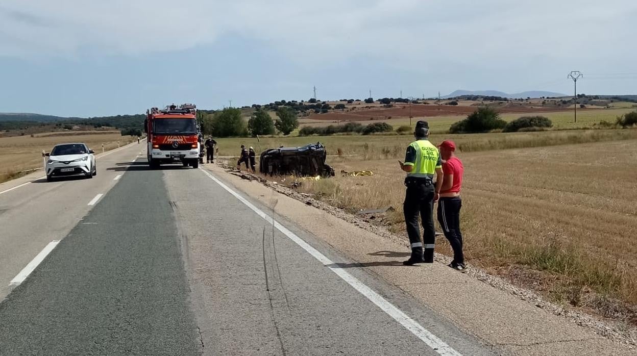 Los servicios de emergencias actuan en el lugar del choque