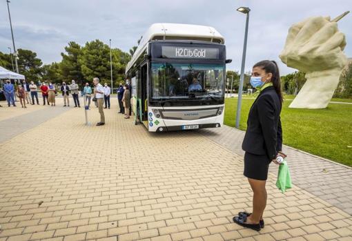 El primer vehículo de la experiencia piloto, en el campus alicantino