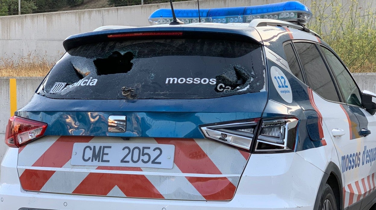 Desperfectos en un coche patrulla de los Mossos tras un botellón en Llinars (Barcelona)