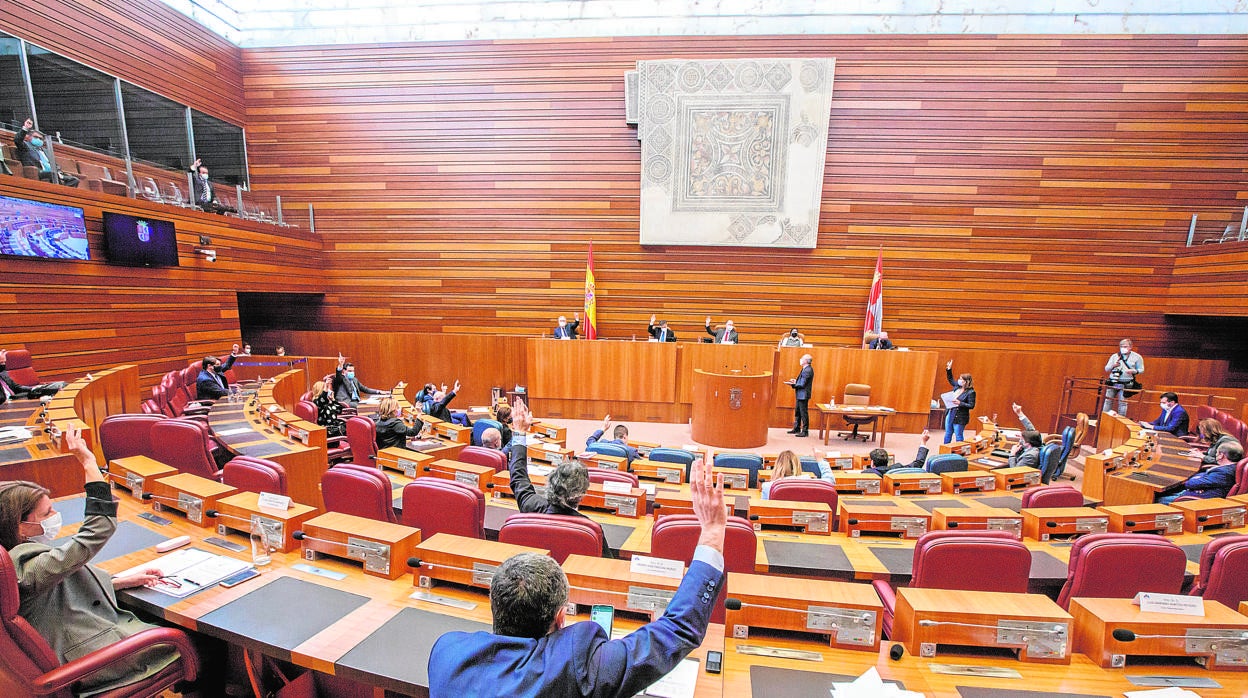 Una de las votaciones en el pleno de las Cortes durante el pasado periodo