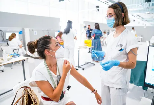 Una enfermera conversa con una mujer en el Hospital público de emergencias Enfermera Isabel Zendal en Madrid