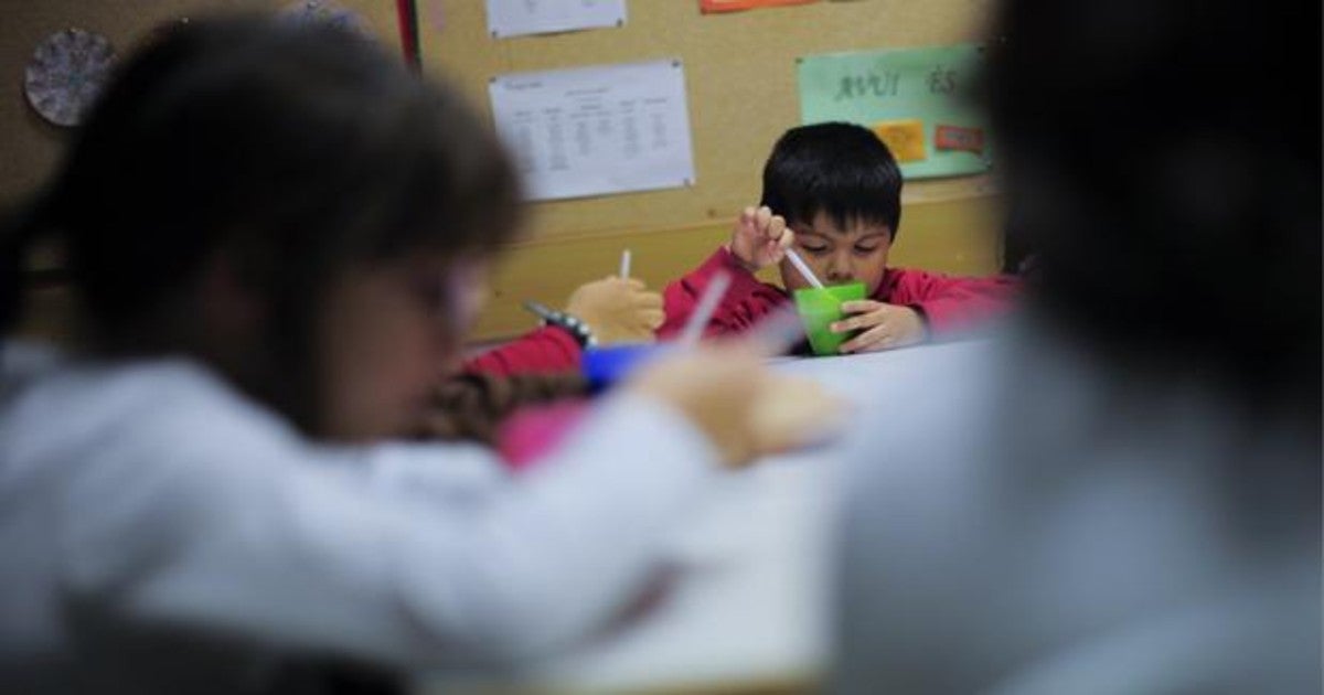 Niños realizan actividades plásticas en una escuela de Barcelona