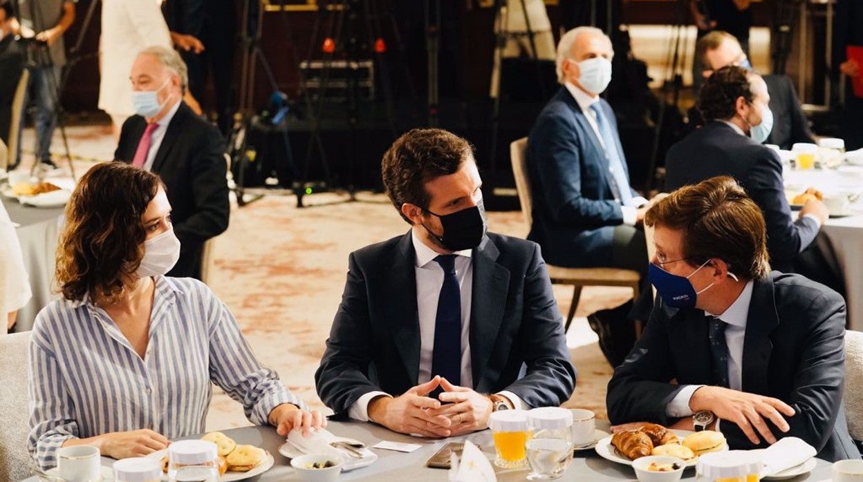 Pablo Casado, entre Isabel Díaz Ayuso y José Luis Martínez-Almeida