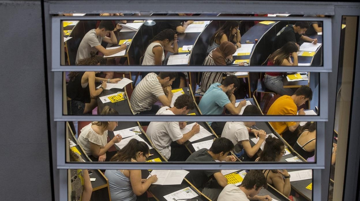 Aspirantes a universitarios se examinan de Selectividad en Cataluña