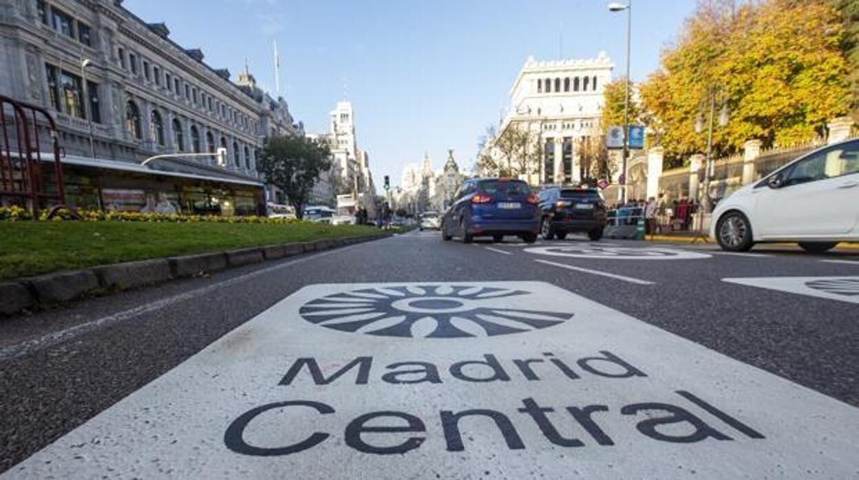 Uno de los accesos a Madrid Central desde la plaza de Cibeles