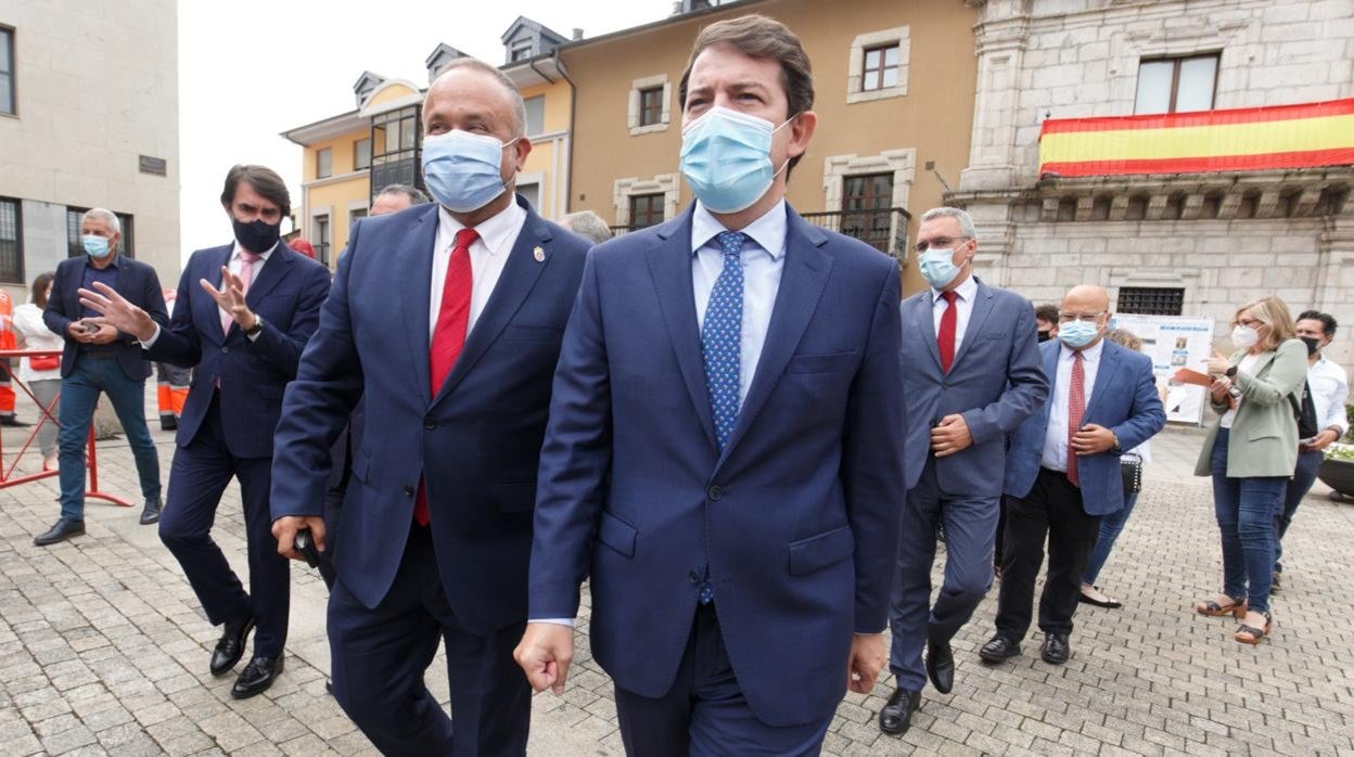 El presidente de la Junta, Alfonso Fernández Mañueco, junto al presidente del Consejo Comarcal del Bierzo, Gerardo Álvarez Courel (I), durante el acto institucional del Día del Bierzo