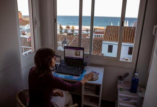 Una mujer en teletrabajo desde su domicilio