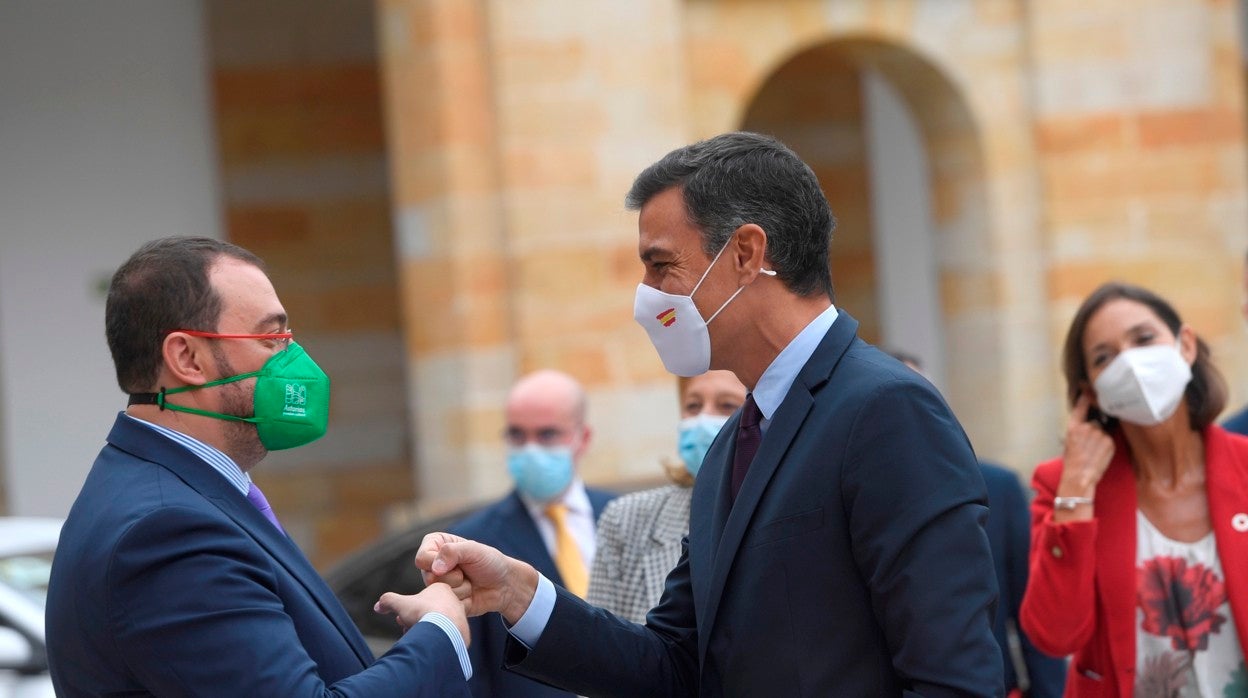 Pedro Sánchez, esta mañana, durante el acto junto al presidente del Principado de Asturias