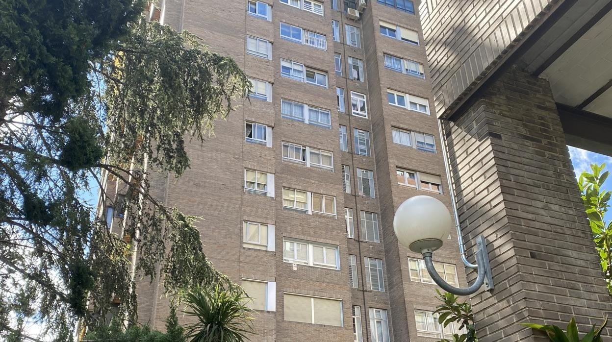 Vista de la fachada del edificio donde se ocultaba el exgeneral venezolano, en Madrid