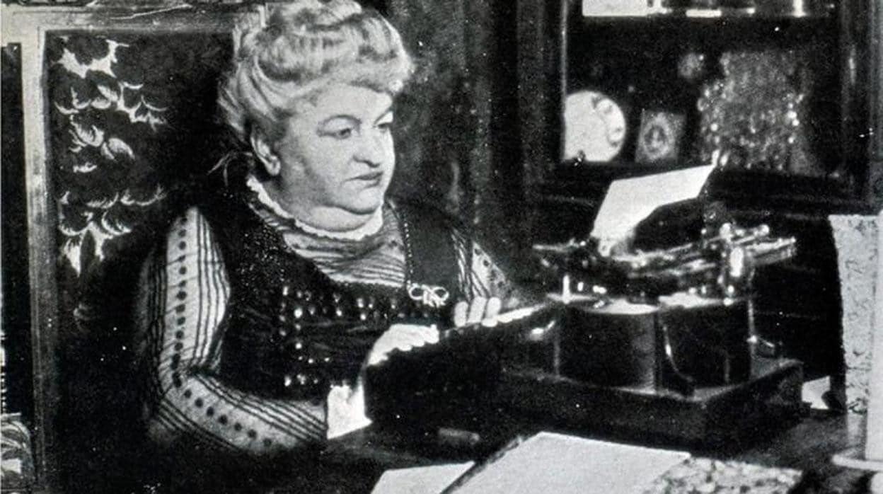 Emilia Pardo Bazán escribiendo en su despacho