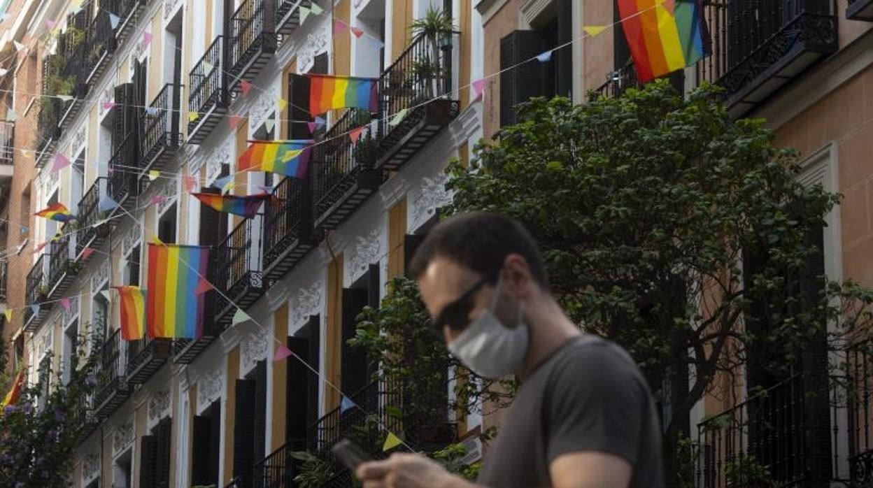 Banderas del colectivo LGTBI colgadas en los balcones de una calle