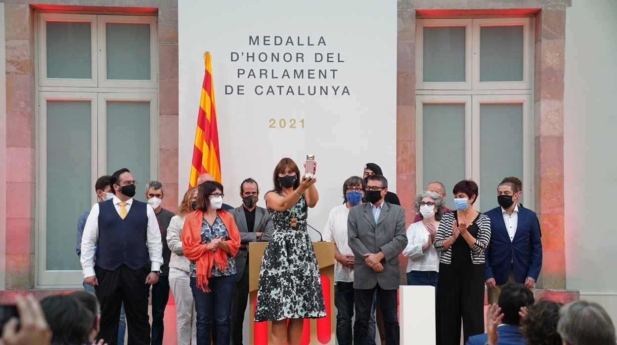 Laura Borràs, presidenta del Parlamento de Cataluña, entrega la Medalla a representantes de los galardonados