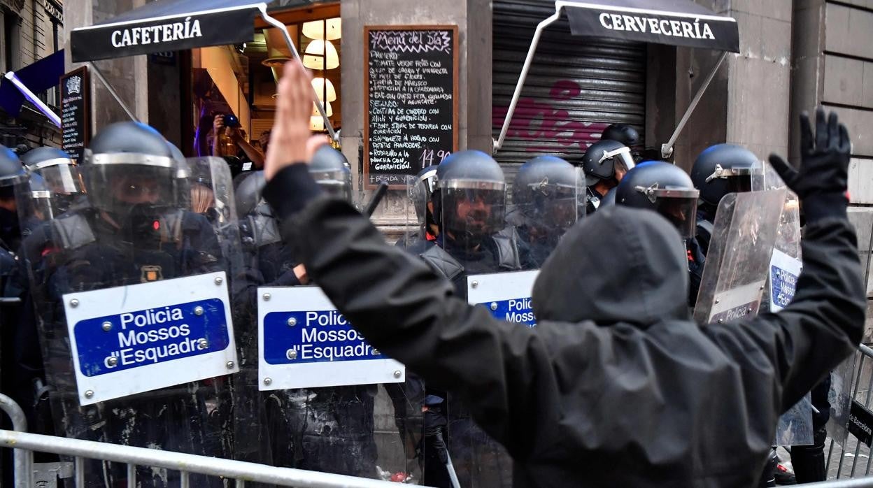 Agentes de los Mossos en la Jefatura