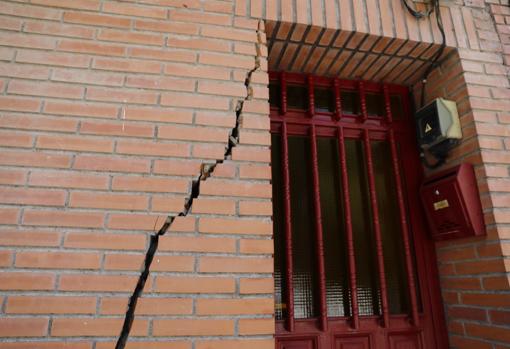Grieta en el exterior de un edificio causada por las obras de Metro