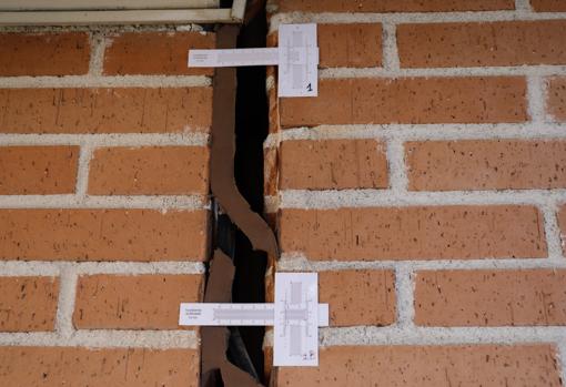 Grieta entre las juntas de dos edificios