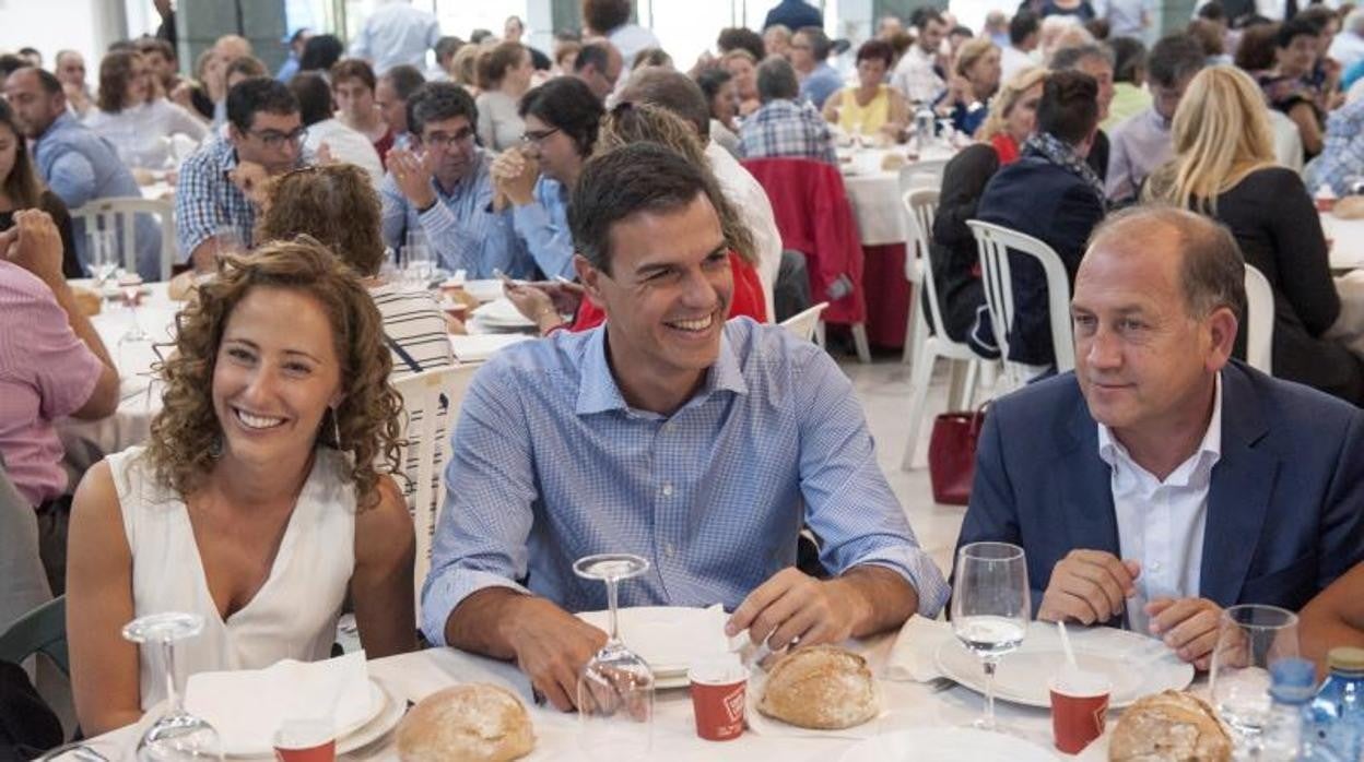 Noela Blanco, en una imagen de archivo junto a Pedro Sánchez y Leiceaga