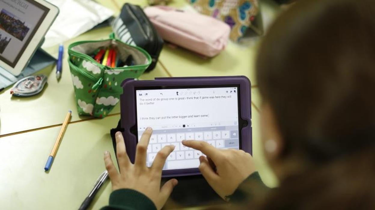 Una alumna trabaja con su iPad. Imagen de archivo