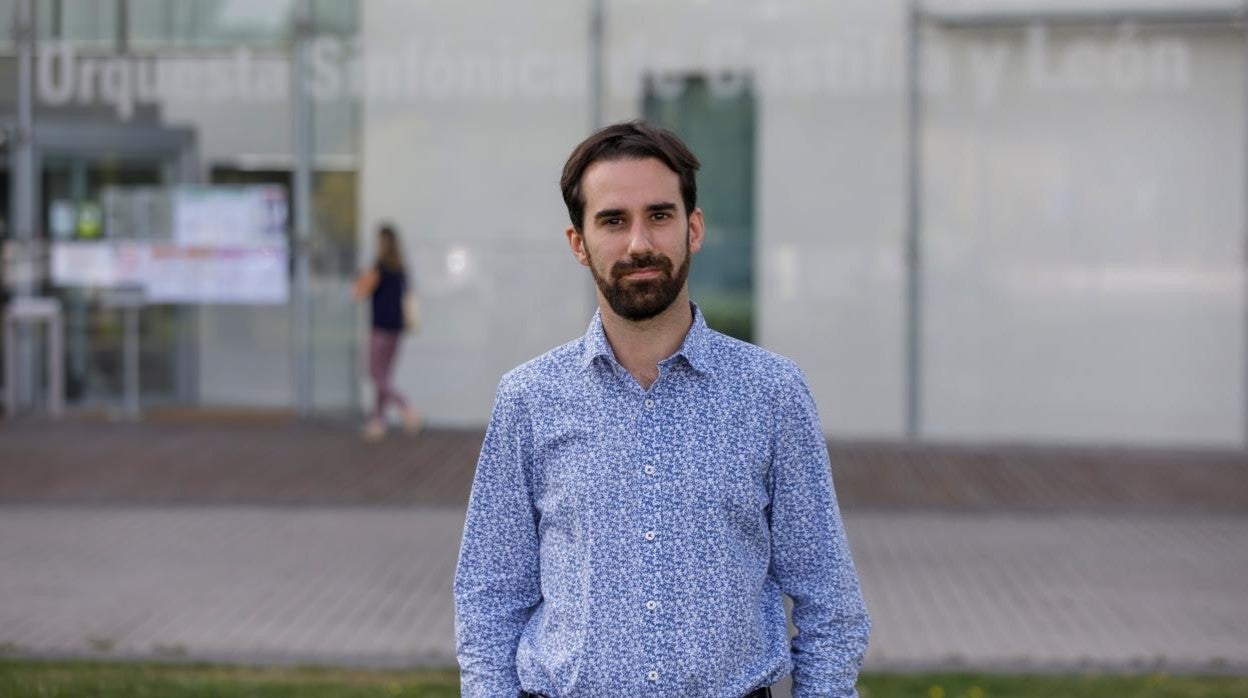 Jesús Herrera, frente a las puertas del Auditorio Miguel Delibes, sede de la orquesta