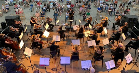 La orquesta, durante un concierto en Benavente, enmarcado en el programa 'Plazas Sinfónicas'
