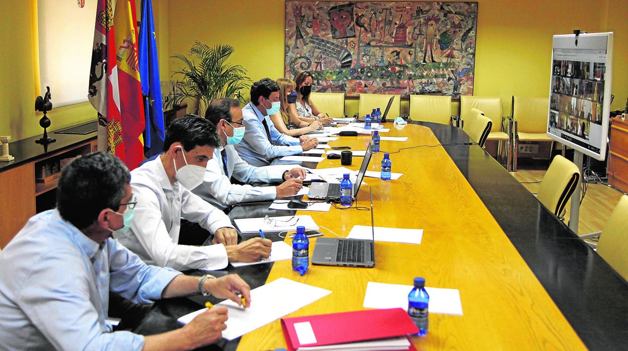 Carriedo junto a su equipo de la Consejería durante el último Consejo de Política Fiscal y Financiera