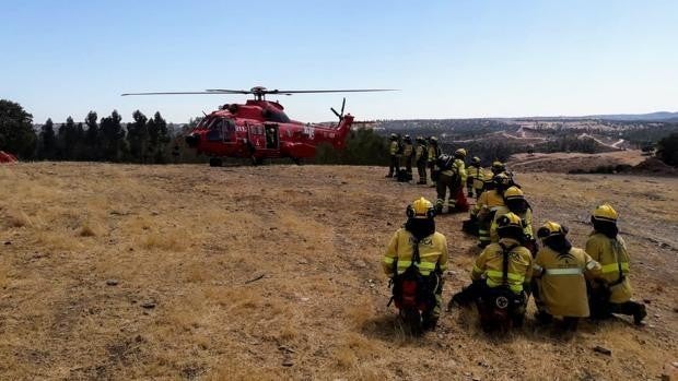 Un helicóptero choca contra un árbol en las tareas de extinción del incendio de Sierra Bermeja