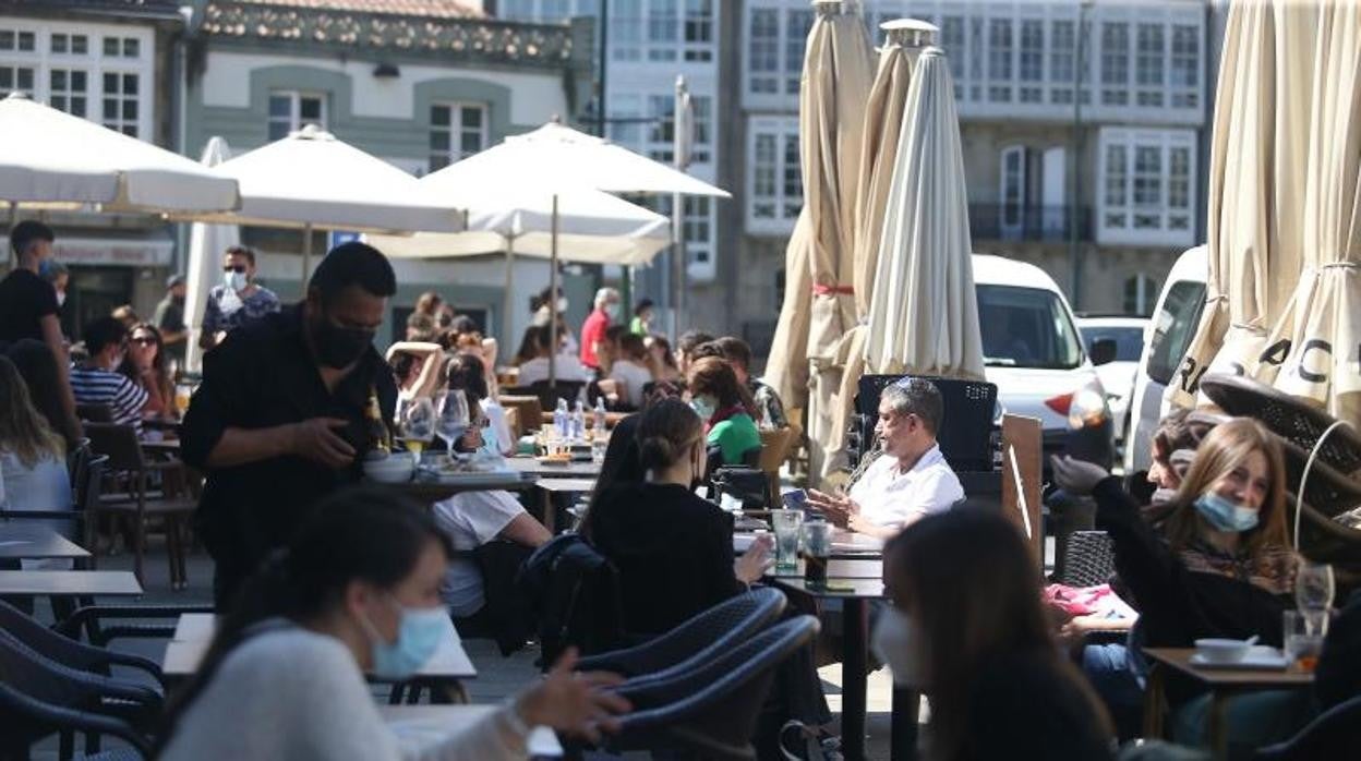 Terraza de un negocio de hostelería en Santiago, el pasado mes de mayo