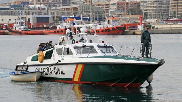 Una mujer salva la vida tras nadar casi dos horas después de caer al mar desde un velero en Alicante