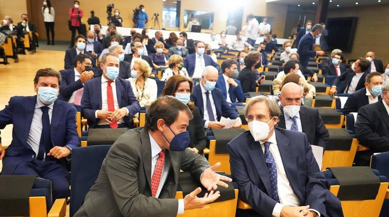 Tomás Pascual y Alfonso Fernández Mañueco, en el acto de apertura del Curso Económico