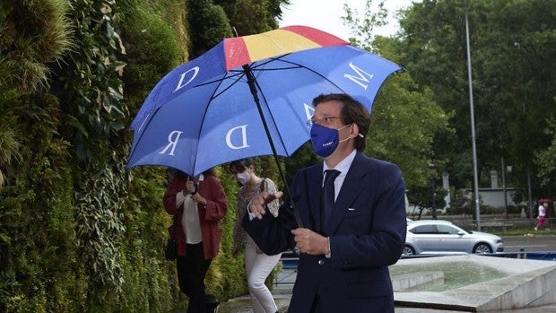 Almeida abre una tregua en el PP de Madrid y se aparta de la guerra interna hasta el congreso