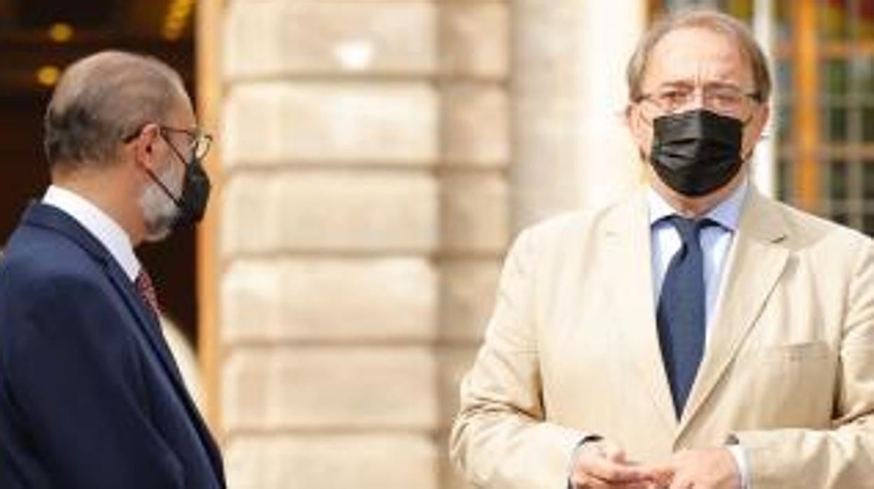 El presidente de Aragón, Javier Lambán (de perfil), junto a su consejero de Hacienda, Carlos Pérez Anadón