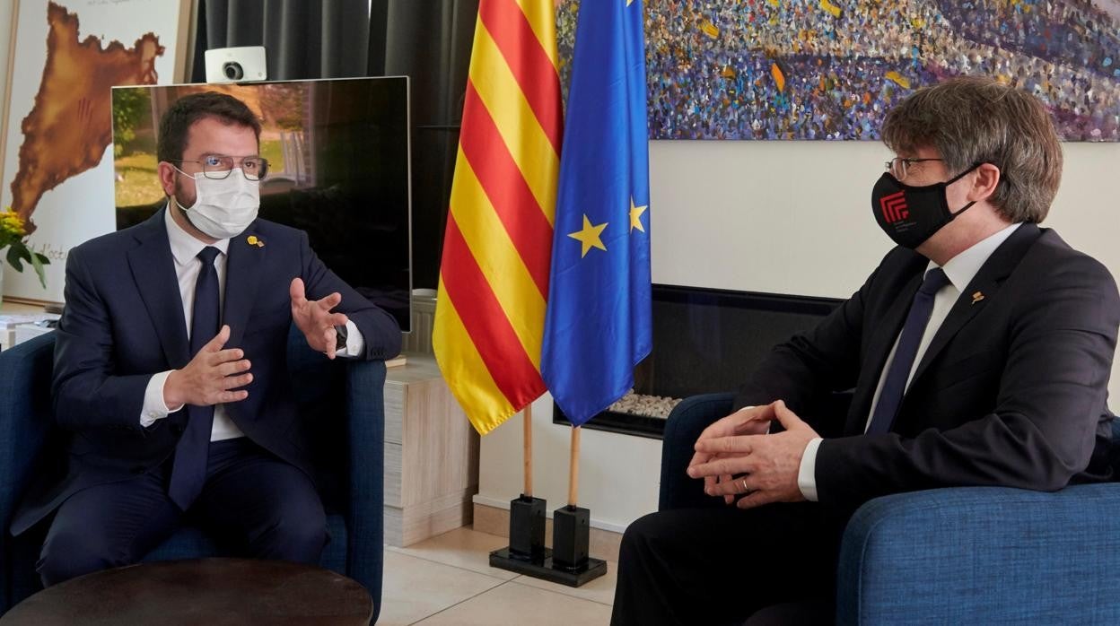 El presidente de la Generalitat, Pere Aragonès (i), saluda al expresident Carles Puigdemont, durante su primer encuentro presencial desde la toma de posesión del nuevo Govern, este viernes en Waterloo, Bélgica.