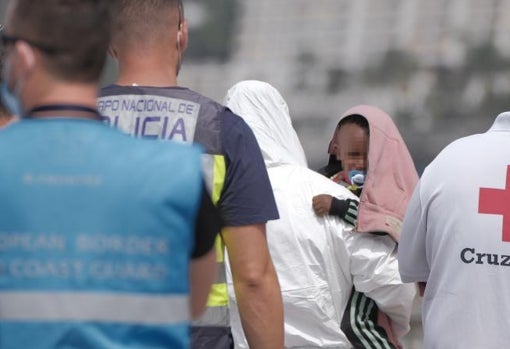 Un bebé viajaba a bordo de la embarcación rescatada en Gran Canaria